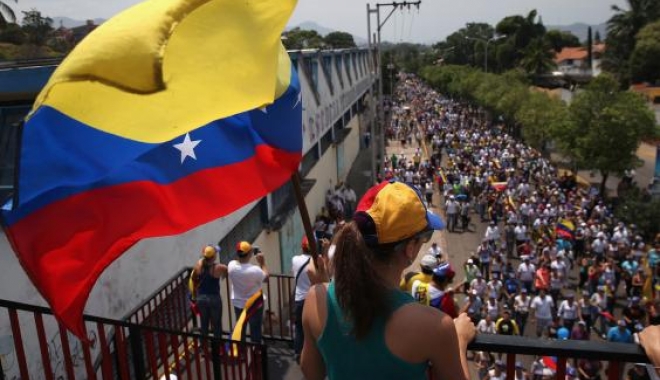 49 de posturi de radio si televiziune, inchise de guvernul din Venezuela in acest an - venezuelaafp3-1503832469.jpg