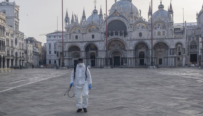 Numărul de decese cauzate de pandemia de COVID-19, în scădere în Italia - venice-1587230827.jpg