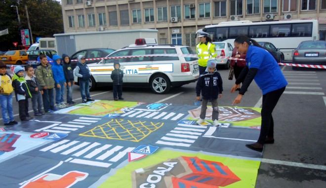 Copiii din Constanța, instruiți de polițiștii rutieri - verdelaeducatiepentrucirculatie-1380556955.jpg