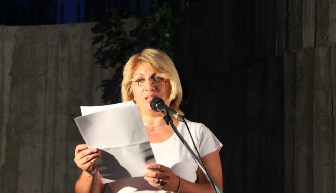 Vernisaj Iulia Pană, la Cărturești - vernisajiuliapana-1396174744.jpg