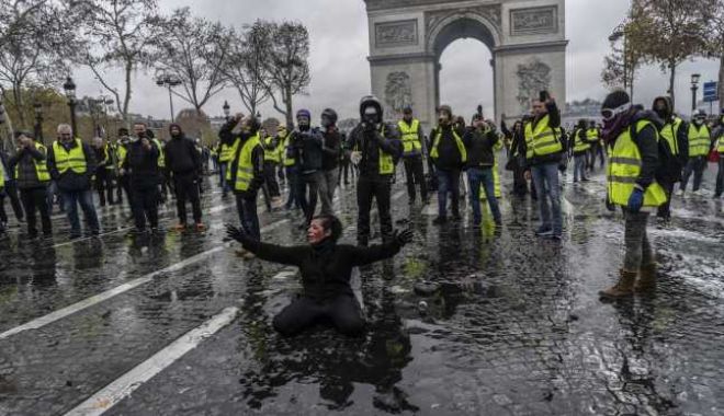 Zeci de persoane au fost arestate sâmbătă la Paris în timpul protestelor 