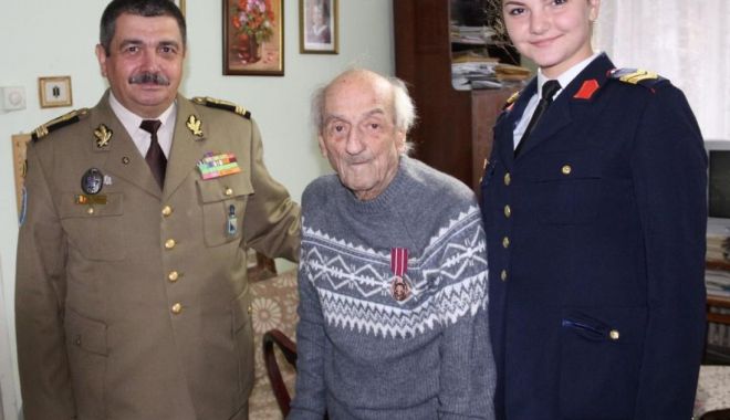 Elevii militari, întâlnire cu un veteran de război - veterani-1575410703.jpg