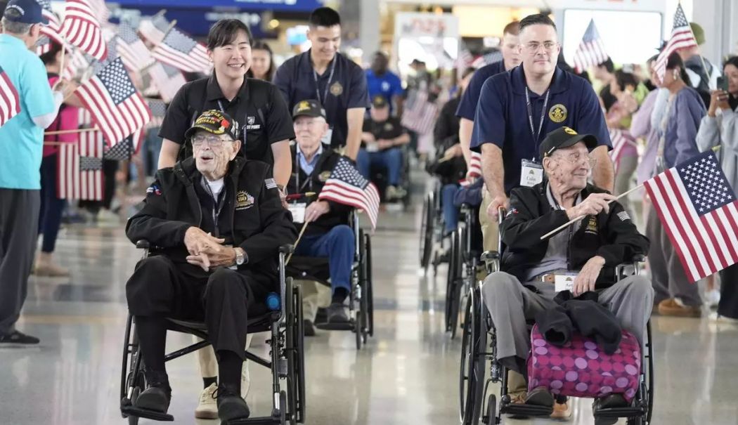 Mai mulți piloți americani, inclusiv un veteran de 107 ani, s-au întors în Normandia, la 80 de ani de la Ziua-Z - veterani-americani-vizita-norman-1717599219.jpg