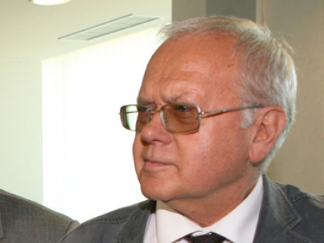 Armata își apără bugetul - victorbabiucthomasdan50892100-1331040823.jpg