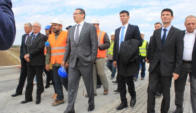 Victor Ponta ține podul de la Agigea deschis. În ce condiții se va putea circula - victorpontapodagigea2-1380305334.jpg