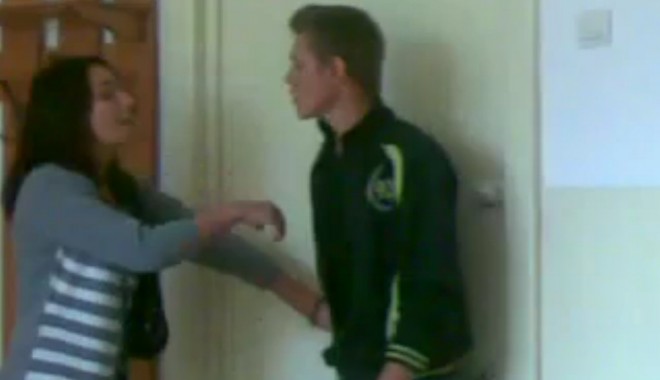 Se întâmplă în Romania! Un elev a pălmuit o profesoară după ce a primit o palmă la rândul lui / Video - video-1333700532.jpg