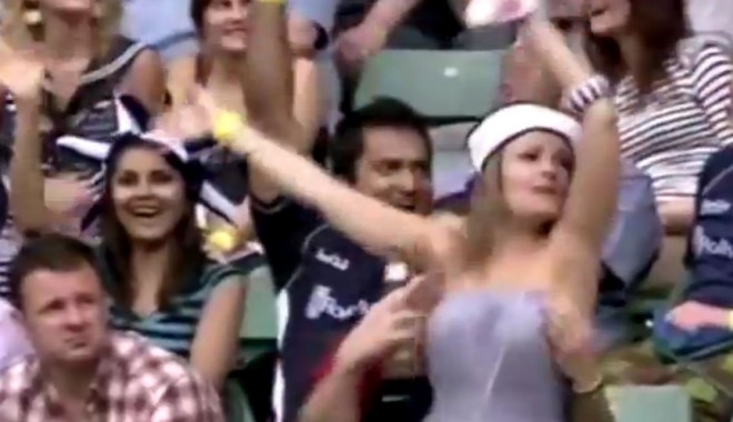 Bucurie mare la meci. Și-a dezbrăcat iubita in fața unui stadion întreg / Video - video-1337014902.jpg