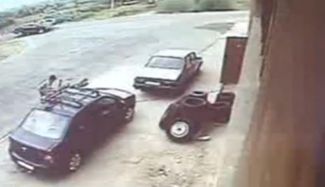 Accident teribil în Gorj. Două mașini s-au izbit violent / Video - video-1347719157.jpg
