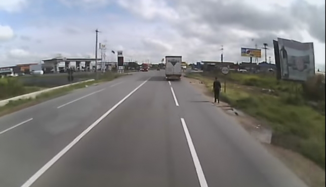 Imagini șocante: Un taximetrist a intrat intenționat într-un autotren plin cu gaz metan - video-1466082069.jpg