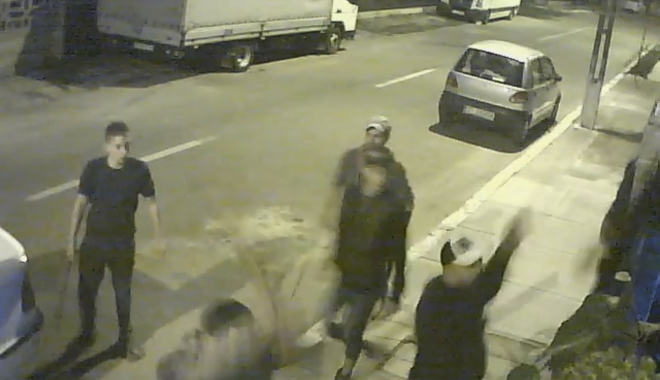 VIDEO INCREDIBIL / SCENE DE NEIMAGIANT ÎN CONSTANȚA ANULUI 2016. Zeci de romi atacă o casă în Coiciu - video-1476193900.jpg