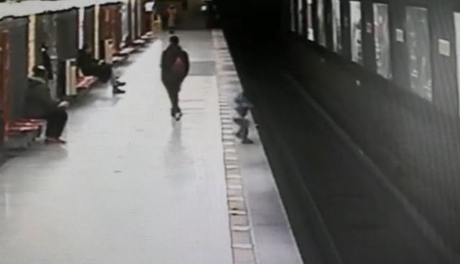 VIDEO / Copil de 2 ani, SALVAT DE PE ȘINELE METROULUI - video-1518615546.jpg