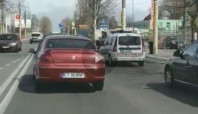 VIDEO! Rutieriștii oferă prioritate unei căruțe, pe bulevardul Brătianu - video-1523452628.jpg