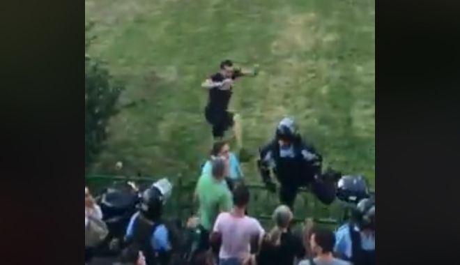 VIDEO / Jandarm lovit ca în arenele de K1 de un protestatar - video-1533973162.jpg