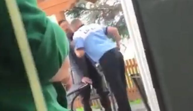 VIDEO / Polițist local, filmat când LOVEȘTE CU CAPUL ÎN GURĂ un om al străzii - video-1559840307.jpg