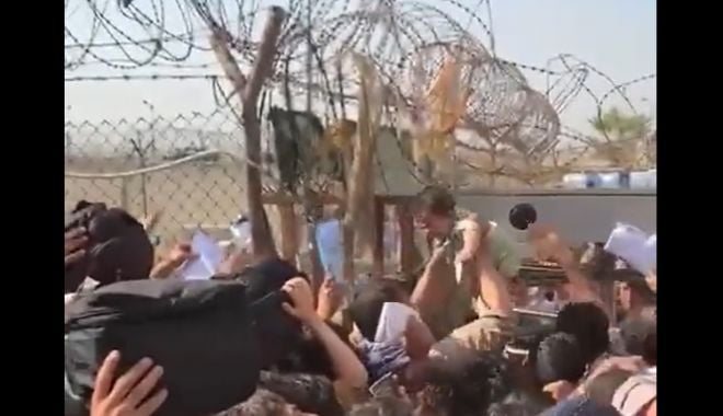 VIDEO / Mamele disperate îşi aruncă copiii peste gardul de sârmă ghimpată la Kabul, implorând soldații să îi salveze - video-1629368711.jpg