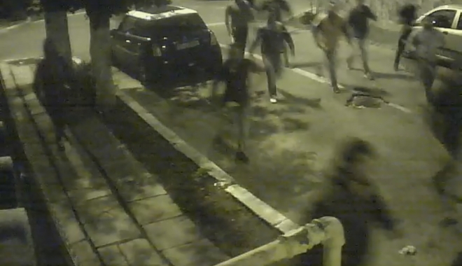 VIDEO INCREDIBIL / SCENE DE NEIMAGIANT ÎN CONSTANȚA ANULUI 2016. Zeci de romi atacă o casă în Coiciu - video2-1476194153.jpg