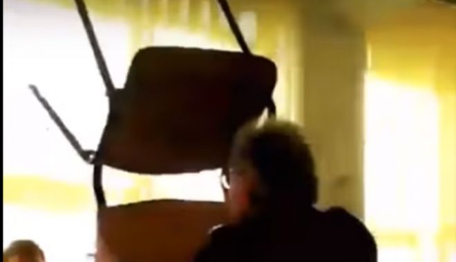 VIDEO / Un profesor lovește un elev CU SCAUNUL. Poliția a deschis anchetă - video3-1544279148.jpg