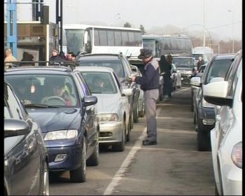 Aglomerație la frontiera cu Republica Moldova - videoaglomeratielavamaalbitasute-1346413436.jpg