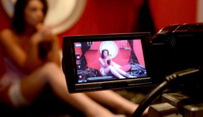 Hal de mamă ! Făcea videochat împreună cu fiicele minore - videochat1-1506349738.jpg