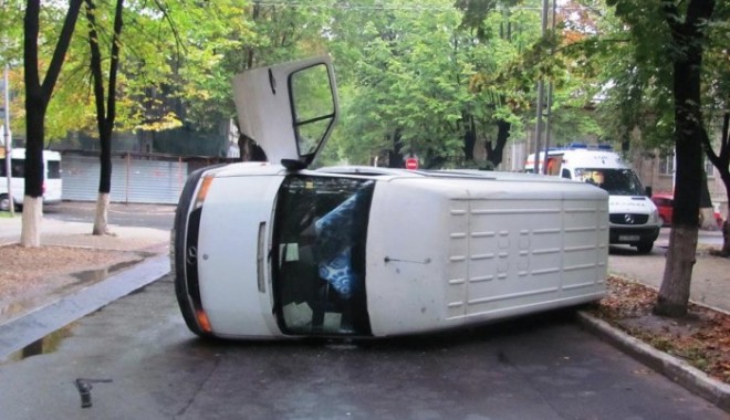 Un microbuz s-a răsturnat în centrul Bucureștiului - videochisinauunmicrobuzsarasturn-1351580515.jpg