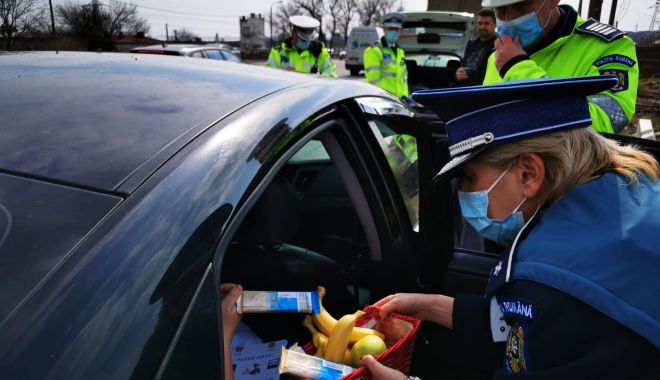 GALERIE FOTO - VIDEO. Poliţiştii constănţeni, alături de conducătorii auto. Le-au oferit băuturi calde, fructe şi sfaturi preventive - videopolitistiiconstanteni2-1646403276.jpg