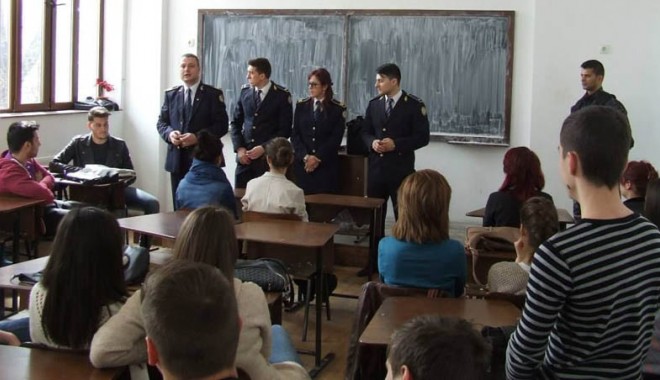 Viitorii gardieni din penitenciare, căutați printre elevii din Constanța - viitoriigardienipenitenciarelevi-1396547690.jpg