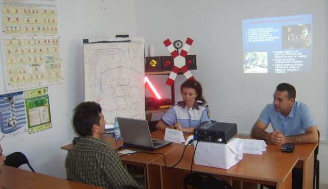 Viitorii șoferi, instruiți de polițiștii de la Rutieră și specialiștii Centrului Antidrog - viitorisoferiinstruitidepolitist-1337930839.jpg