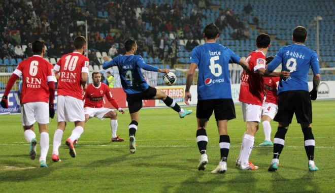 Fotbal. FC Viitorul a remizat cu Dinamo, scor 1-1 / Galerie Foto - viitoruldinamo27-1353230433.jpg