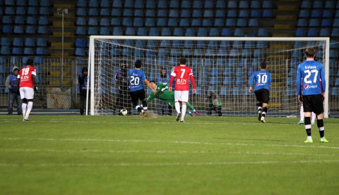 Fotbal. FC Viitorul a remizat cu Dinamo, scor 1-1 / Galerie Foto - viitoruldinamo49-1353230473.jpg