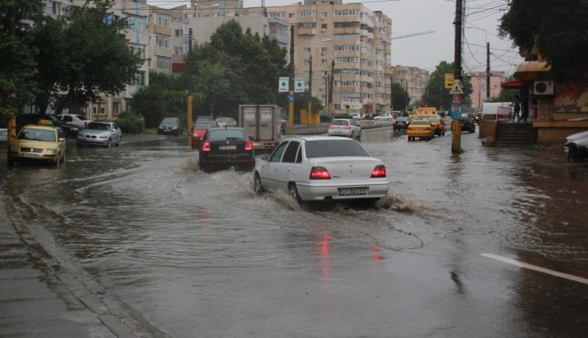 Cod portocaliu de inundații. Iată ce trebuie să faceți pentru a nu fi surprinși de viituri - viitura-1380610792.jpg