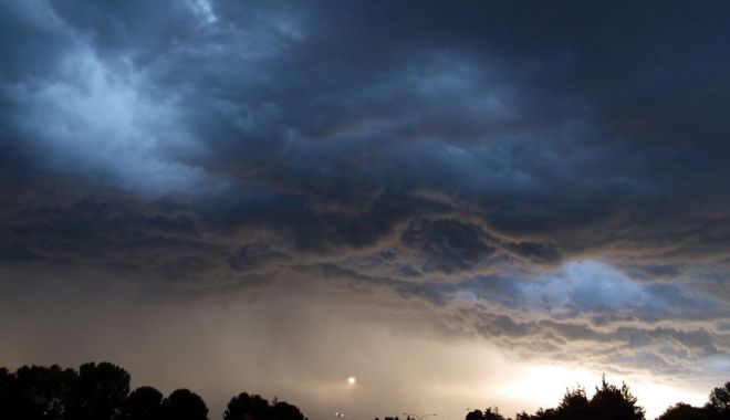 Atenţionare meteo Cod galben de furtuni şi ploi abundente în 16 judeţe - vijelie-1654767761.jpg
