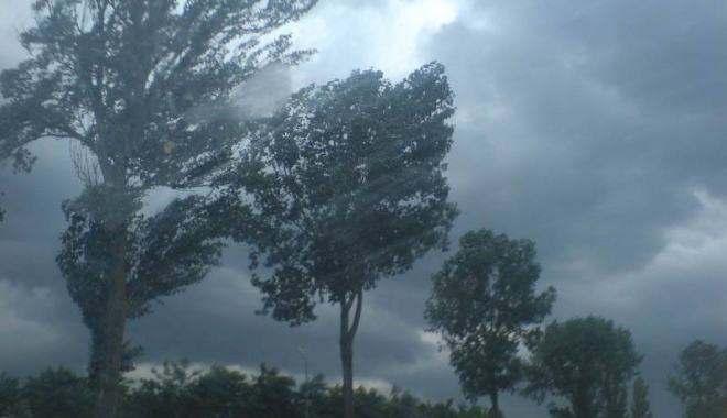 ALERTĂ METEO. SE STRICĂ VREMEA RADICAL. Sunt așteptate PLOI ȘI VIJELII! HARTA ZONELOR VIZATE - vijelii-1508668648.jpg