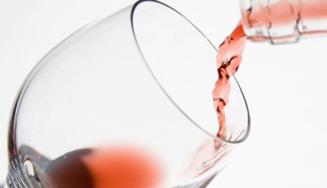 Un milion de litri de vin, în camera de corpuri delicte a Poliției Române - vin-1421857694.jpg