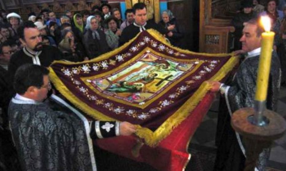 ASTĂZI ESTE VINEREA MARE! Tradiții legate de trecerea pe sub masă, în această zi sfântă - vinerea-mare-1714652954.jpg