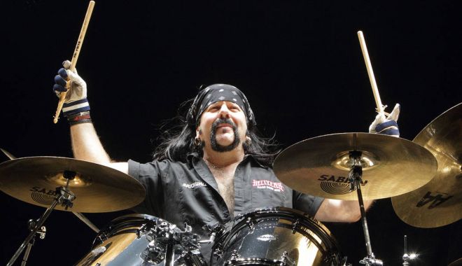 Bateristul legendarei formații Pantera a murit. Vinnie Paul avea 54 de ani - vinniepaul-1529756885.jpg