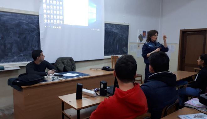 Vin sărbătorile! Atenție la cum folosiți petardele și artificiile - vinsarbatorileartificii-1545152991.jpg