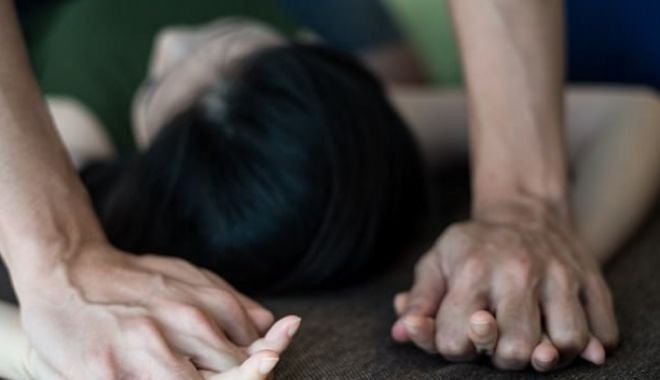 O tânără de 19 ani a sunat la 112 și a anunțat că este urmărită. Câteva minute mai târziu, fata era violată de trei tineri - viol-1568221610.jpg