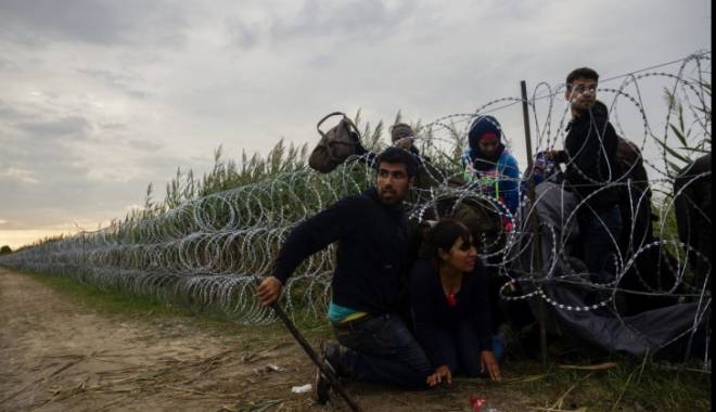 Violențe la granița sârbo-maghiară. Ungaria a trimis armata să-i oprească pe migranții agresivi - violenta-1442429604.jpg