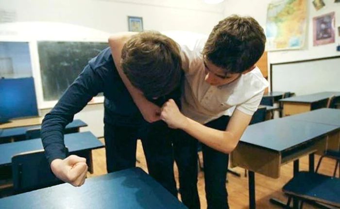 Imagini șocante cu agresiuni între elevi, distribuite pe internet - violenta-1769274377.webp