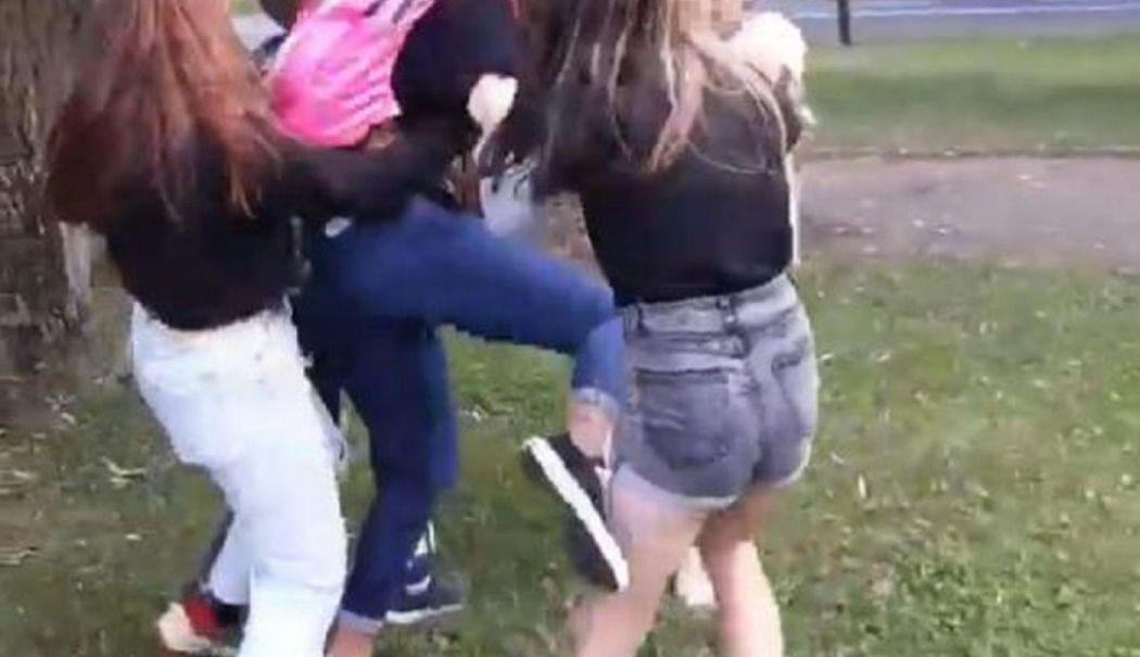 Violență extremă între adolescenți. A ajuns la spital cu coastele fisurate, după ce a fost bătut