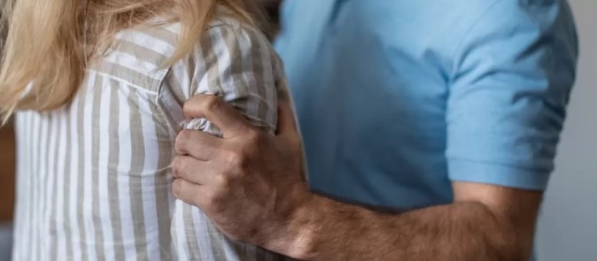 Un primar a fost arestat după ce și-a agresat partenera și fiica. Riscă până la 5 ani de închisoare - violenta-primar-1772434891.webp
