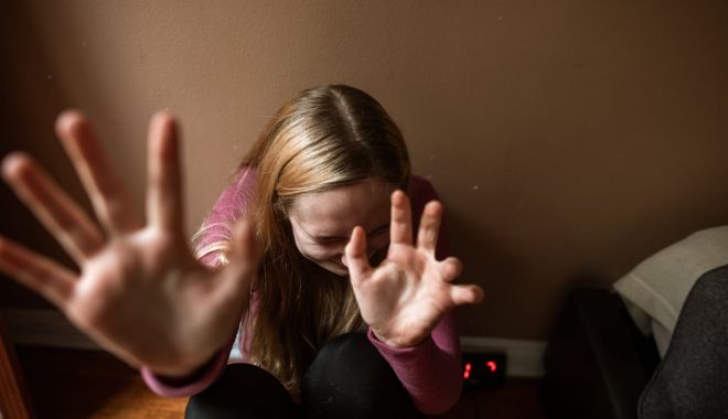 Imagini șocante! O fată de 12 ani, bătută crunt de două fete de 13 ani. Polițiștii s-au autosesizat