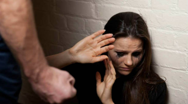 CAZ TERIBIL LA CONSTANȚA. Un constănțean a bătut-o pe fosta prietenă și i-a furat telefonul, chiar în casa ei - violentainfamilie-1499066507.jpg