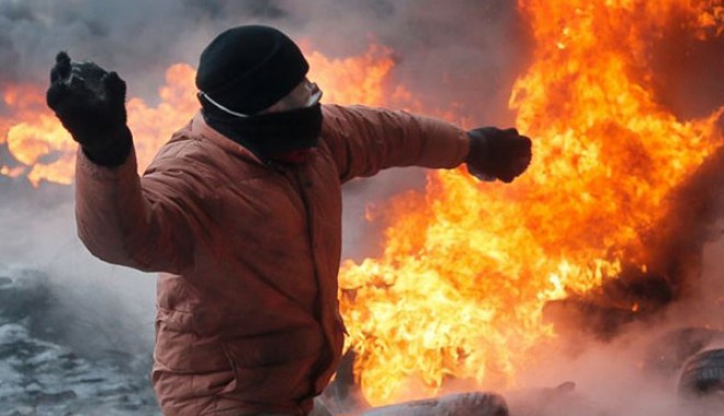 Noi VIOLENȚE în Ucraina: Manifestanții proruși au lansat un asalt asupra Parchetului regional din Donețk - violente-1398962710.jpg