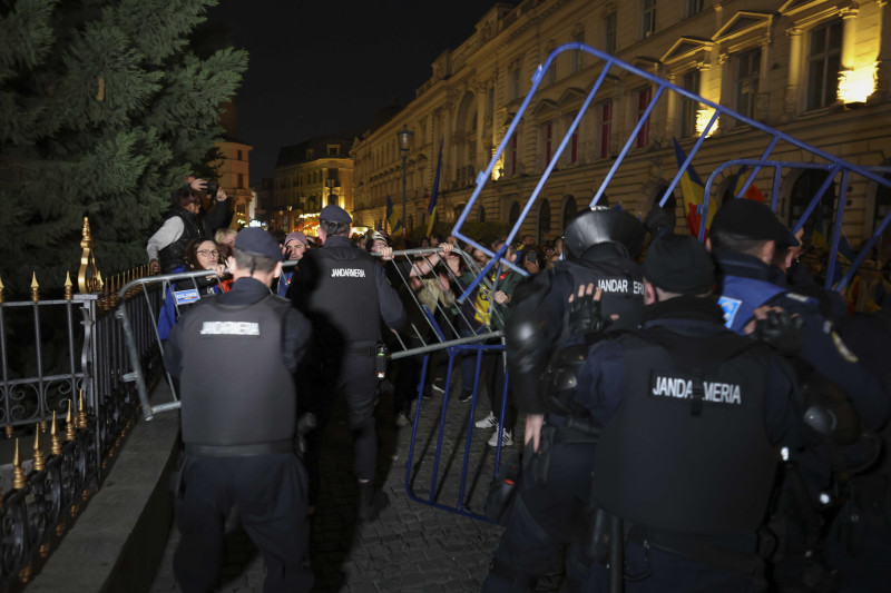 După violențele din București, polițiștii încep să-i salte pe instigatori. Un bărbat a fost dus la audieri - violente-1741611429.jpg