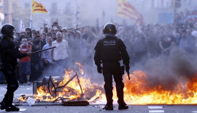 Violențe la Barcelona,  poliția folosește gloanțe de cauciuc - violentebarcelona-1333115739.jpg