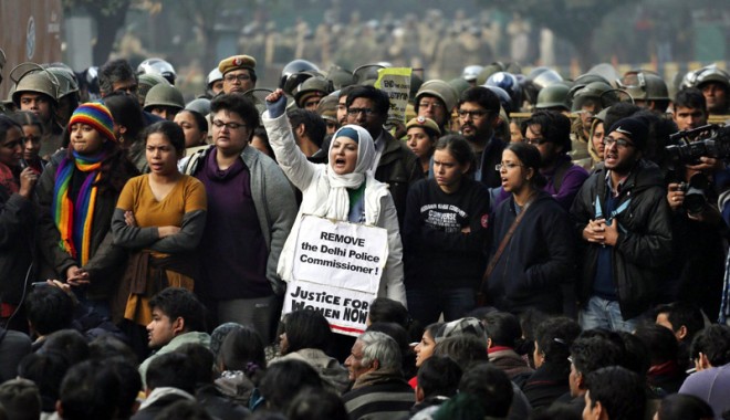 Cinci indieni acuzați de violul colectiv care a dus la moartea unei studente - violindia-1358774220.jpg