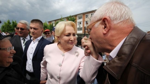 Un bărbat i-a făcut declarații de dragoste, în genunchi, Vioricăi Dăncilă - vioricapensie11906600-1557653553.jpg