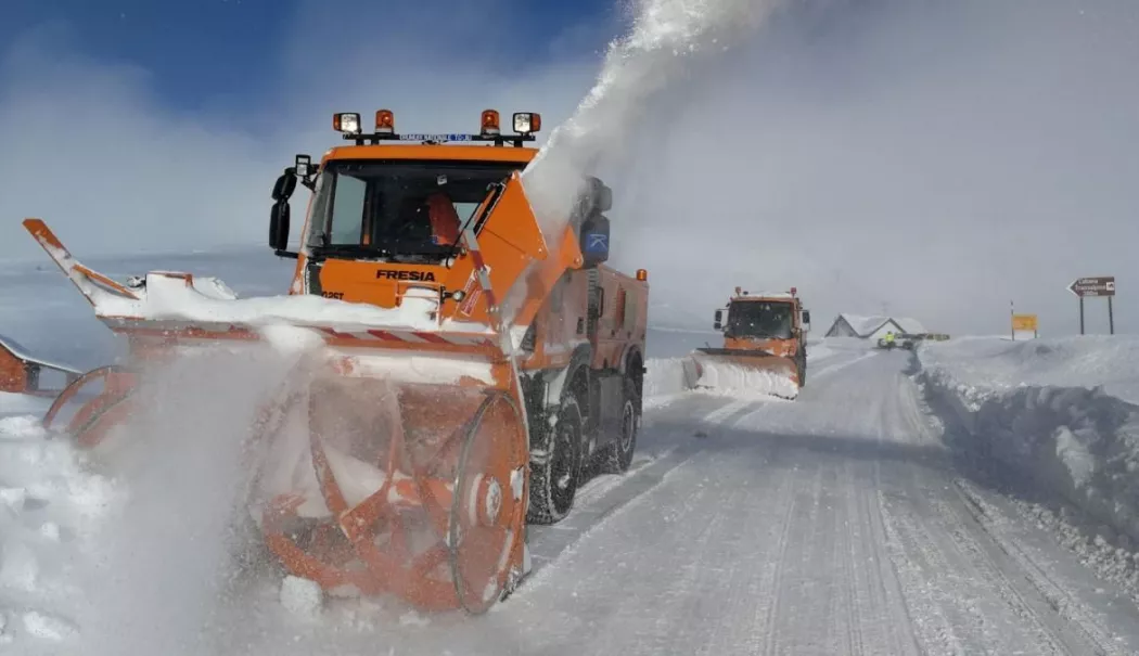 Circulația rutieră a fost redeschisă pe Transalpina, spre Rânca, după viscolul puternic - viscol-1766997031.webp