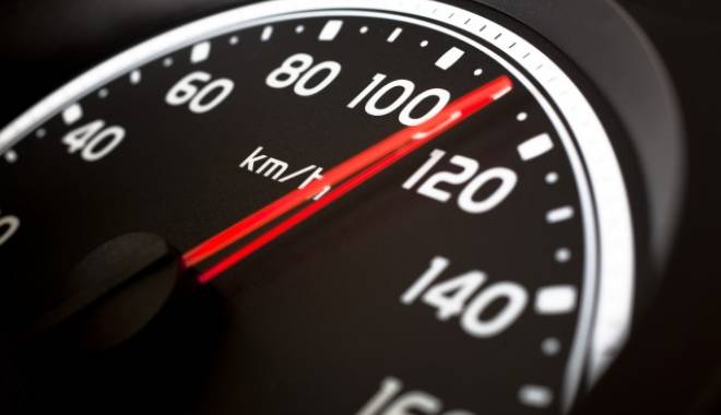 Circula cu peste 100 km/h în oraș - viteza-1455029118.jpg